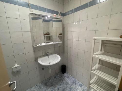 WasserhofenFEWO CELINE的白色的浴室设有水槽和镜子