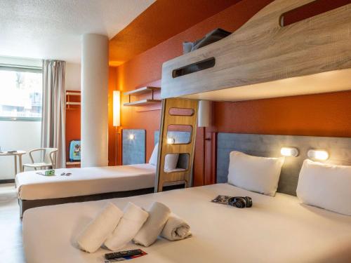 庞坦巴黎庞坦门宜必思快捷酒店的一间卧室配有两张床和一张双层床。