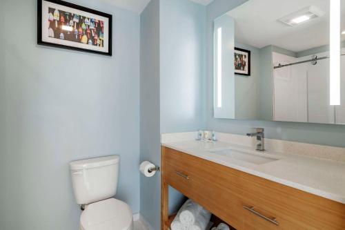 南波特兰Casco Bay Hotel, Ascend Hotel Collection的一间带水槽、卫生间和镜子的浴室