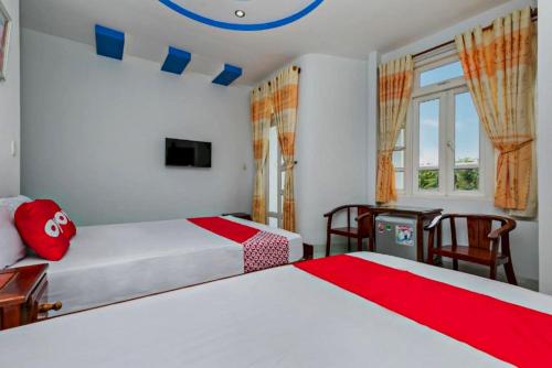 岘港OYO 998 Loan Anh 2 Hotel的一间酒店客房,设有两张床和电视