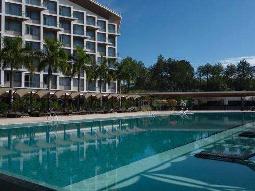 伊图Novotel Itu Terras de São José Golf & Resort的酒店前方的大型游泳池