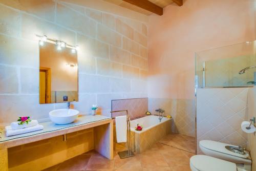 坎皮卡福特Ideal Property Mallorca - Can Ribas的带浴缸、盥洗盆和卫生间的浴室