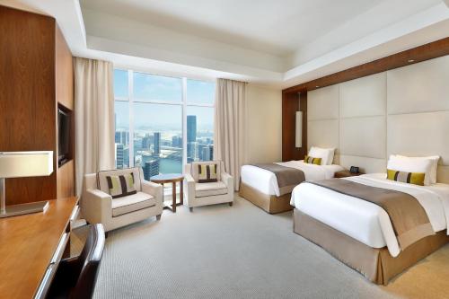 迪拜迪拜侯爵万豪酒店的酒店客房设有两张床和大窗户。