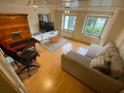 EnnendaBom descanso的带沙发和钢琴的客厅