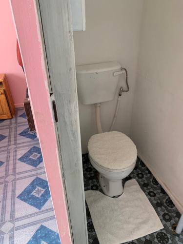开普敦A house , Akan trust的小型客房内的卫生间