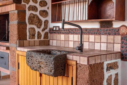 蒂纳霍Casa Tilama的厨房配有水槽和台面