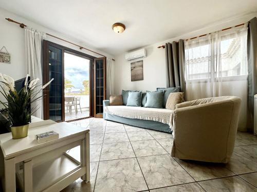 圣米格尔德阿沃纳Vista Bonita, Golf del Sur的客厅配有沙发和桌子