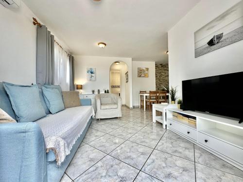 圣米格尔德阿沃纳Vista Bonita, Golf del Sur的客厅配有蓝色的沙发和平面电视。