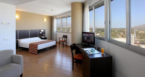 贝尼多姆拉艾斯塔西昂酒店的酒店客房配有一张床和一张书桌及一台电视