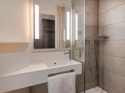 绍莱B&B HOTEL Cholet Nord的一间带水槽和淋浴的浴室