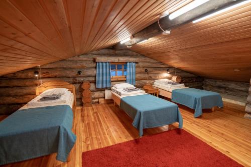萨利色尔卡郝太丽纽伦巴非尔森特齐乐帕酒店的小木屋内带三张床的房间