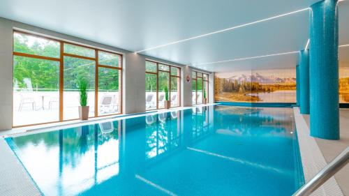 斯克拉斯卡波伦巴Apartamenty z basenem i saunami ROYAL APARTS VIP Stone Hill Centrum的一座蓝色水的大型游泳池