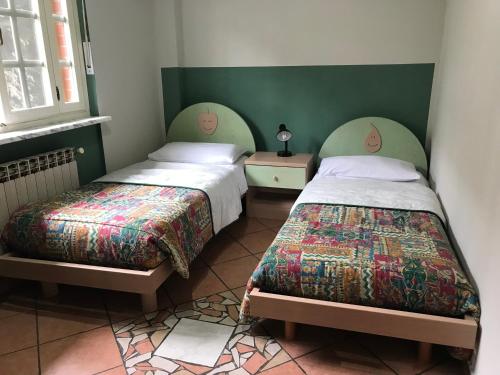 奇列L’ulivo的绿墙客房内的两张床