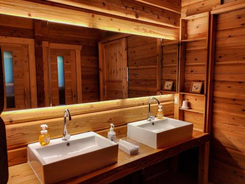 壹岐市Shimanologhouse - Vacation STAY 41662v的浴室设有木墙和2个水槽。