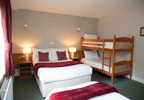 莫纳汉Sliabh Beagh Hotel的酒店客房 - 带2张床和1张双层床