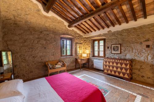 基亚恩尼Podere Ostoncino的石头建筑中一间带大床的卧室