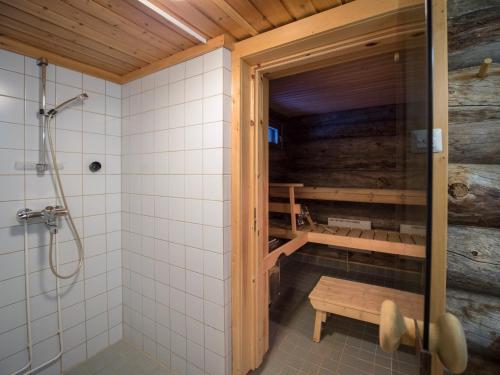 萨利色尔卡郝太丽纽伦巴非尔森特齐乐帕酒店的带淋浴的浴室和长凳