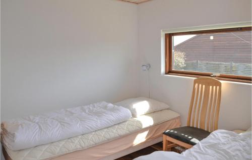 伦德Awesome Home In Rnde With 3 Bedrooms And Wifi的小房间设有床和窗户