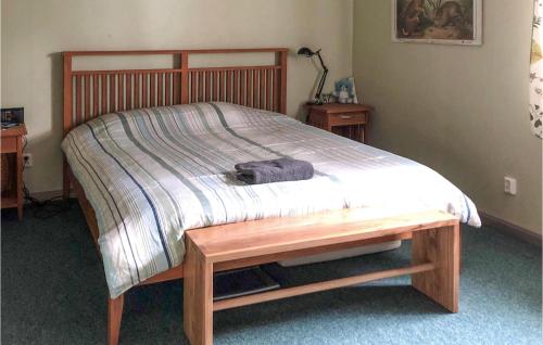 艾尔夫达伦Stunning Home In lvdalen With Sauna的一张带木制床头板和木桌的床
