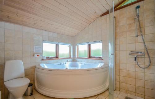 伦德Awesome Home In Rnde With 3 Bedrooms, Sauna And Wifi的带浴缸、卫生间和淋浴的浴室。