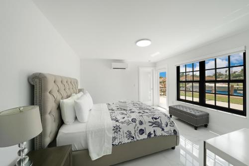 达尼亚滩Dania Beach Unit 1 By Pmi的白色卧室配有床和椅子
