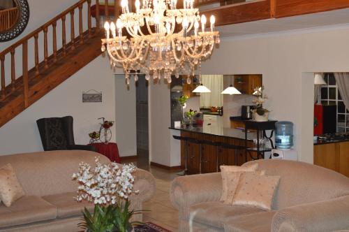 察嫩拉巴露恩旅馆的客厅配有两张沙发和一个吊灯。