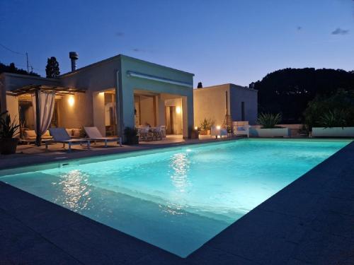 费拉约港La Suite con Piscina Privata的房屋前的大型游泳池