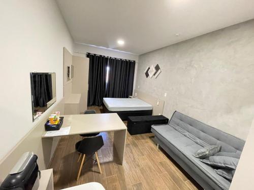 索罗卡巴Flat Aconchegante的客厅配有沙发和桌子