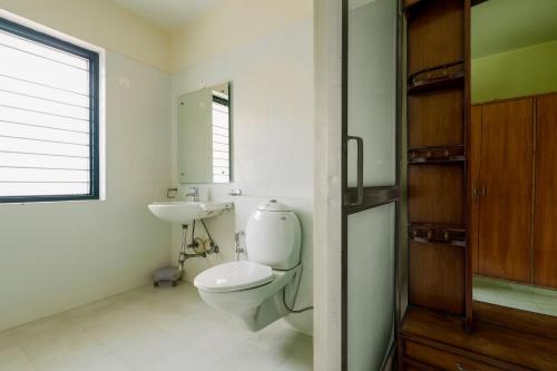 古尔冈Bed Lucks的一间带卫生间和水槽的浴室