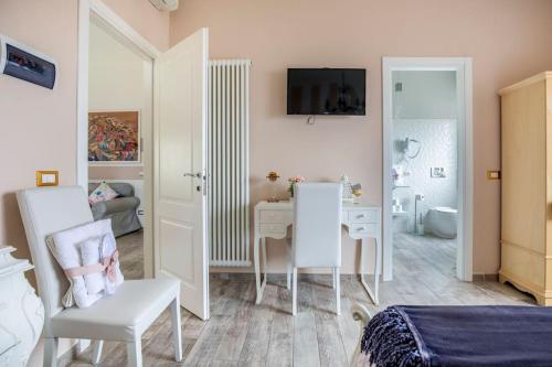 斯培西亚Annali Casa vacanze - Shabby style nella natura的一间卧室配有一张床和一张书桌,另一间卧室配有一张床