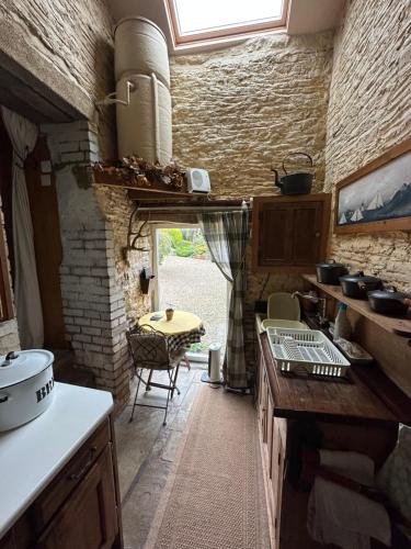 约克Quirky Tiny Home in York Moors的厨房配有水槽和桌子