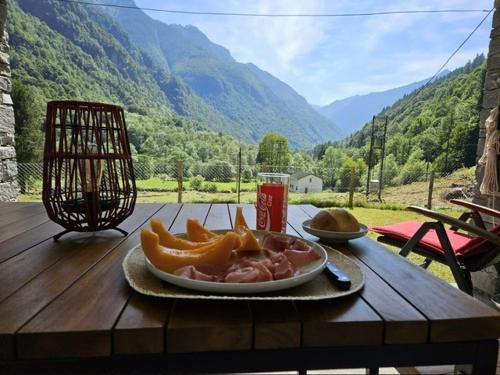 FrascoVerzasca: Casa Sonia的木桌上的食物盘