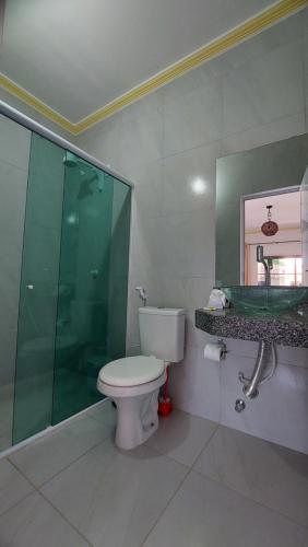 日若卡-迪热里科阿科阿拉Pousada Albuquerque的一间带卫生间、淋浴和镜子的浴室