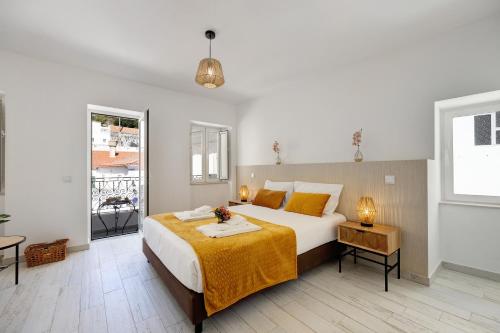 蒙希克Villa Xique 9的一间卧室配有一张带黄色毯子的大床