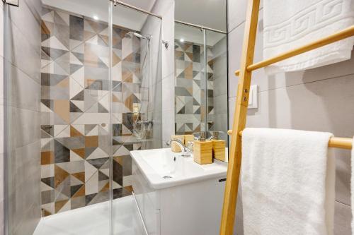 蒙希克Villa Xique 9的白色的浴室设有水槽和淋浴。