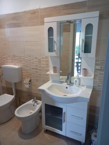 拉默齐亚泰尔默Villa Paradiso的浴室配有白色水槽和卫生间。