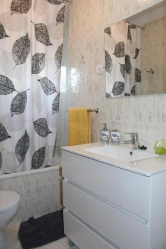 塞特尼尔Alojamiento Rural Carmen的一间带水槽、卫生间和镜子的浴室