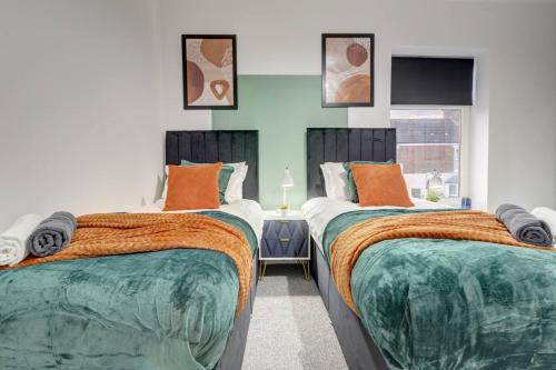 赫尔Stunning 3 bed House in Central Hull的卧室内两张并排的床