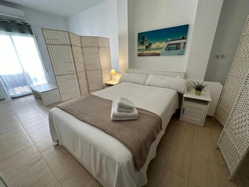 马拉加Málaga Center Flat. Carmen City Center Roof-Terrace Boutique的一间卧室配有一张床,床上有毛巾