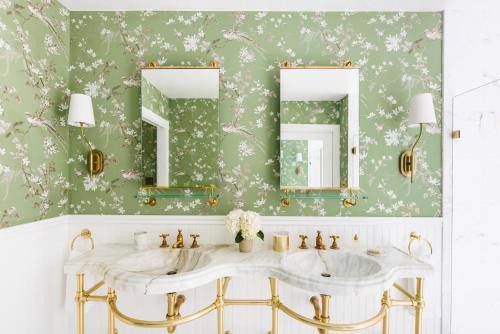 兰乔圣达菲The Inn at Rancho Santa Fe的浴室设有两个水槽和鲜花绿墙