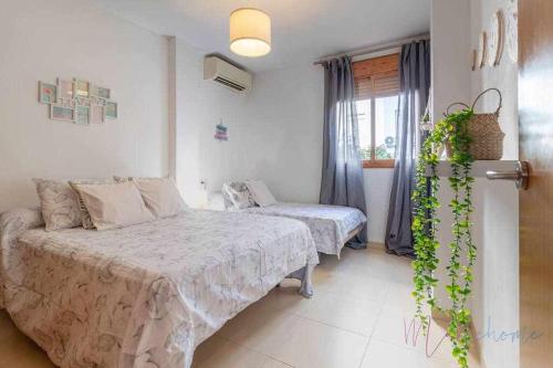 塞维利亚Apartamento 4 en Estadio Sevilla 8 plazas y metro的一间卧室配有一张床、一张沙发和一个窗口