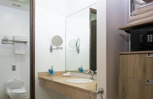 圣安德烈斯美洲波托韦洛广场酒店的一间带水槽和镜子的浴室