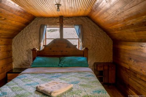 杜伊塔马Cabaña Campestre La Esperanza的小木屋内一间卧室,配有一张床