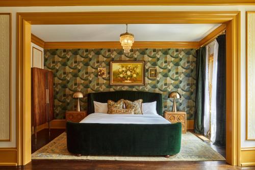 费城Guild House Hotel的一间卧室设有一张大床和绿色的墙壁