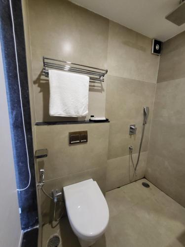印多尔Sukoon Signature的一间带卫生间和白色毛巾的浴室