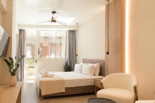 雅典Living Stone Condo Hotel的配有一张床和一把椅子的酒店客房