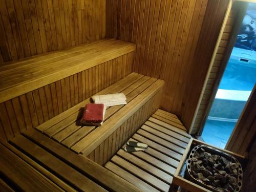 基辅Lisova - Лісова готельня і сауна的木制桑拿,里面装有书和盒子