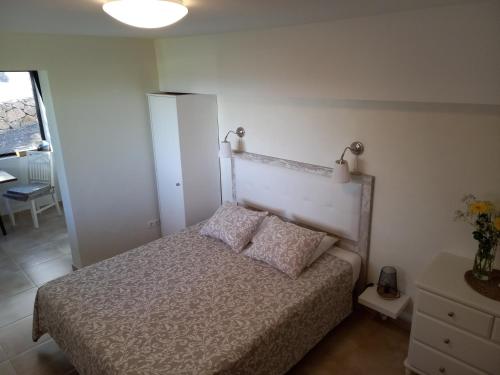普拉亚布兰卡Ocean View的一间卧室配有一张带两个枕头的床