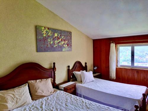 布拉加Mélita Guesthouse的酒店客房设有两张床和窗户。