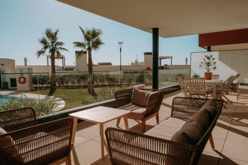 福恩吉罗拉Little Dream - Luxury Beach Retreat的庭院配有桌椅和沙发